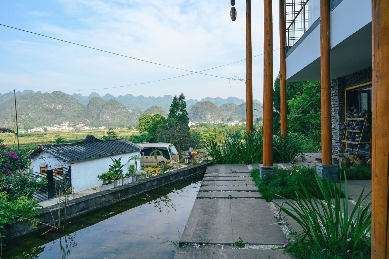 因为住宿的民宿就在万峰林中的纳灰村,所以今天的第一个去处就想从万