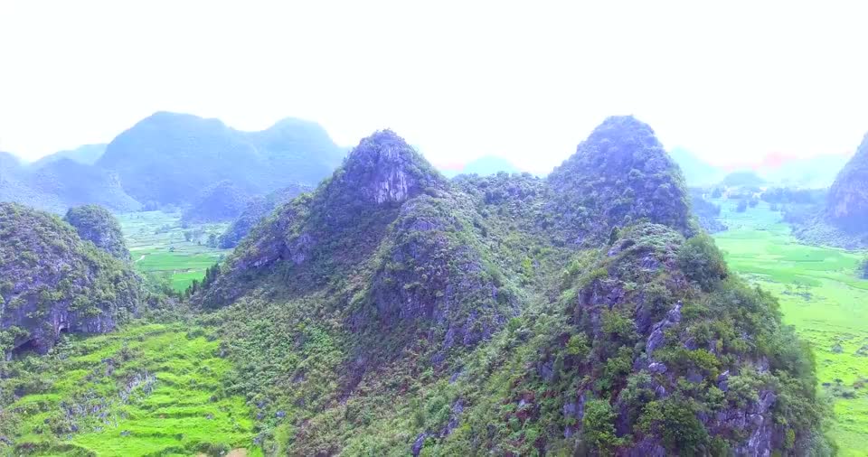 这山呈现两个人头,两个挨在一起,很少有这么像人的山