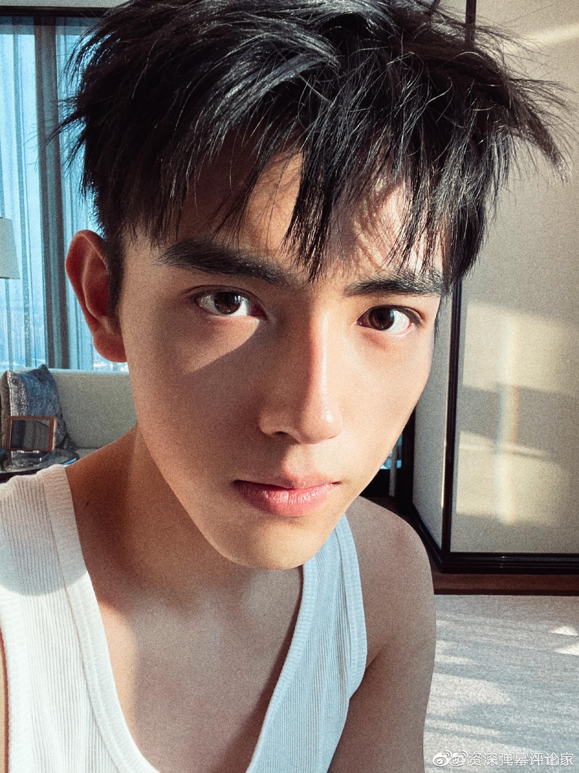 陈飞宇晒出素颜怼脸自拍照帅哥,就是要多多营业!_高清图集_新浪网