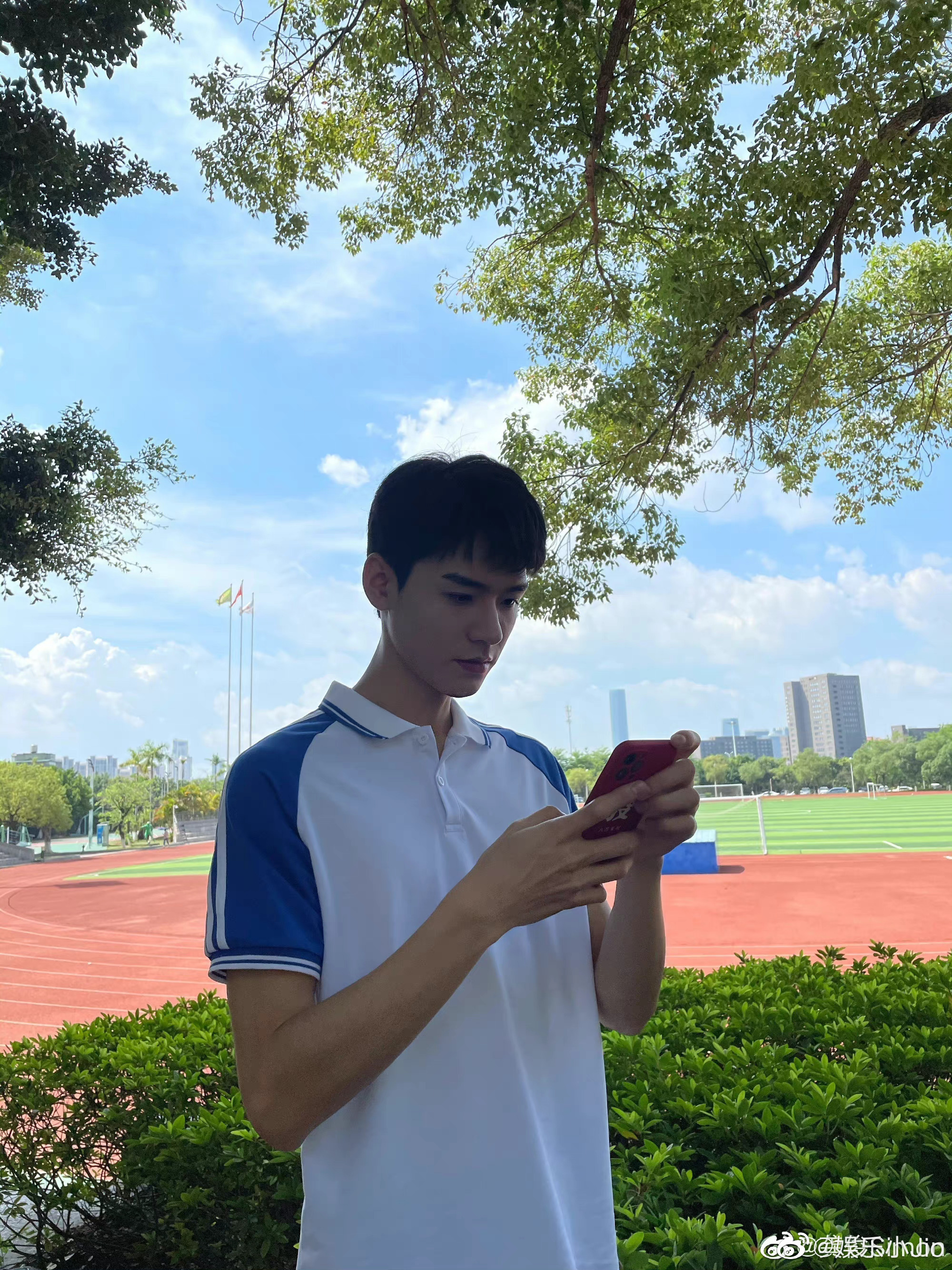 龚俊微博晒海边照并配文明天继续加油全力以赴