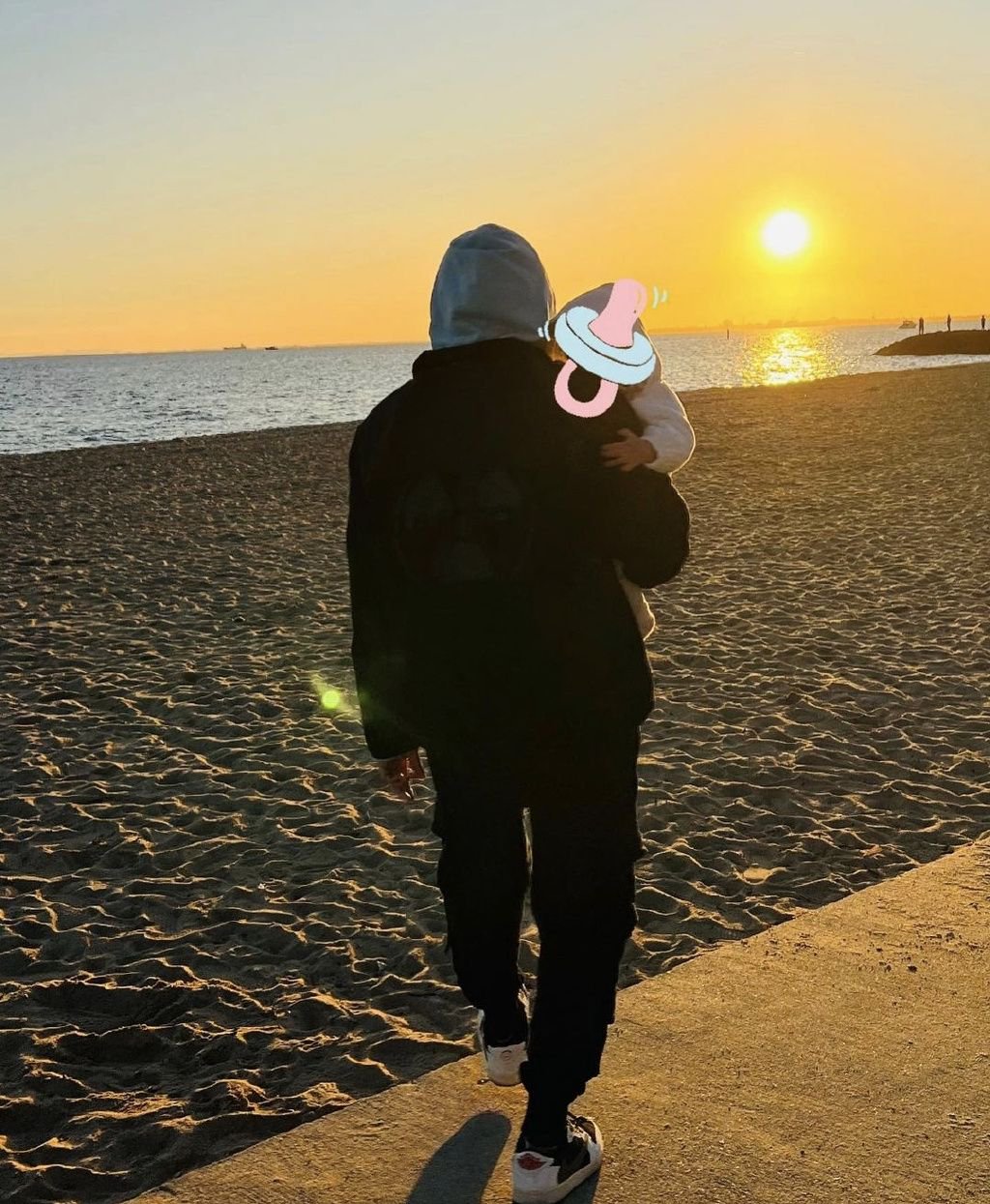 周杰伦久违晒三胎,自侃是慌张的奶爸,一岁女儿背影出镜像洋娃娃__财经