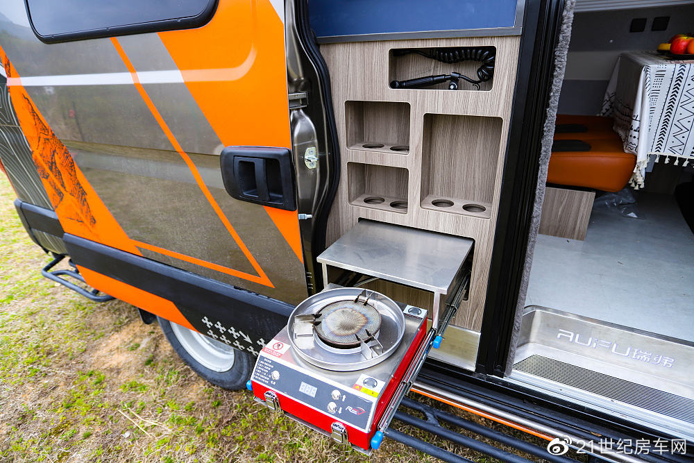 主打年轻市场,适合2-3人旅居!实拍瑞弗r800 b型房车-新浪汽车