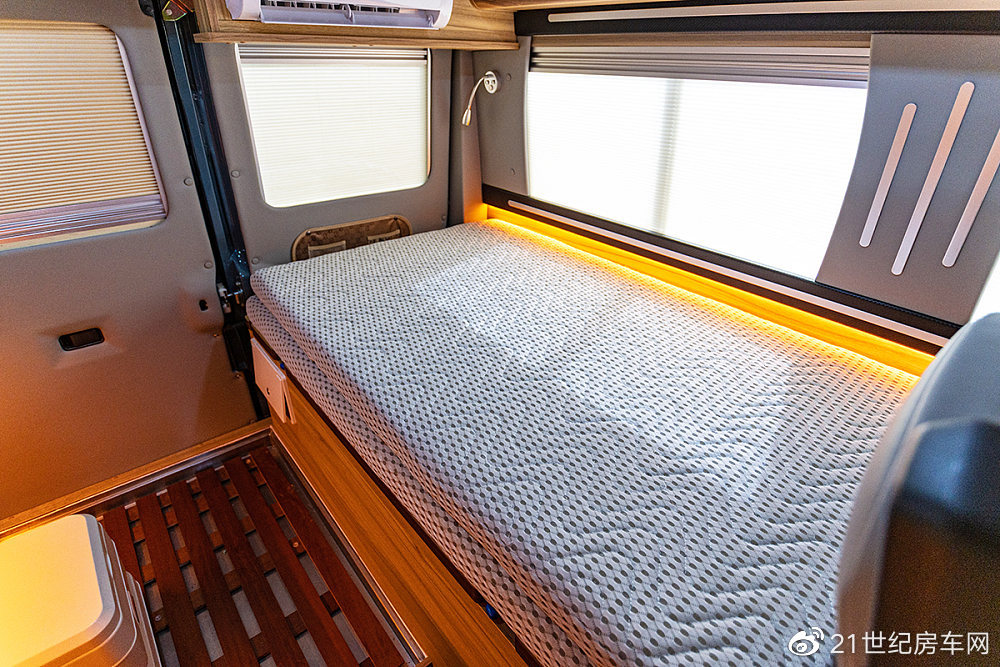 实拍新星依维柯nj2045宿营车-新浪汽车