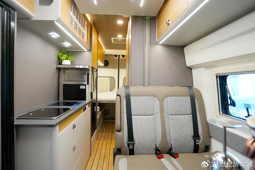 水电全面升级弥补B型房车短板，双人出游最佳！大驰巨牛E＋横床版
