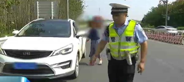 男子无证驾车上高速，偷换座位被“蜀黍”抓现行！休闲区蓝鸢梦想 - Www.slyday.coM