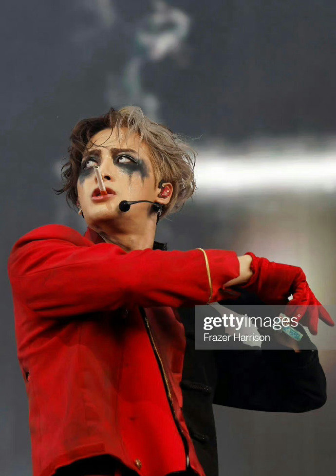 王嘉尔科切拉音乐节舞台造型来品一品