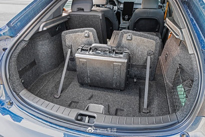 高性能玩具：特斯拉Model3、极星2和BMW i4 M50休闲区蓝鸢梦想 - Www.slyday.coM