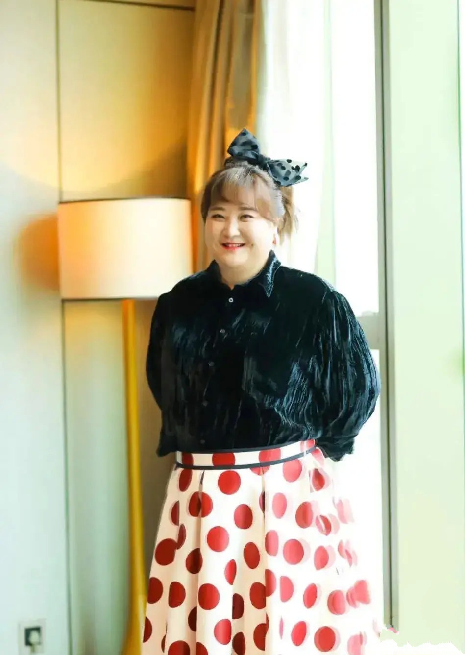 贾玲胖到停不下来穿橘色羽绒都快扣不上眼圈乌黑太疲惫