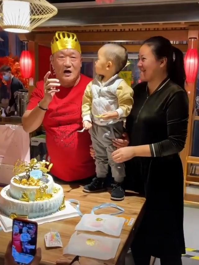 57岁谢东近照撞脸侯宝林,55岁娶小22岁娇妻,为养家四处商演捞金