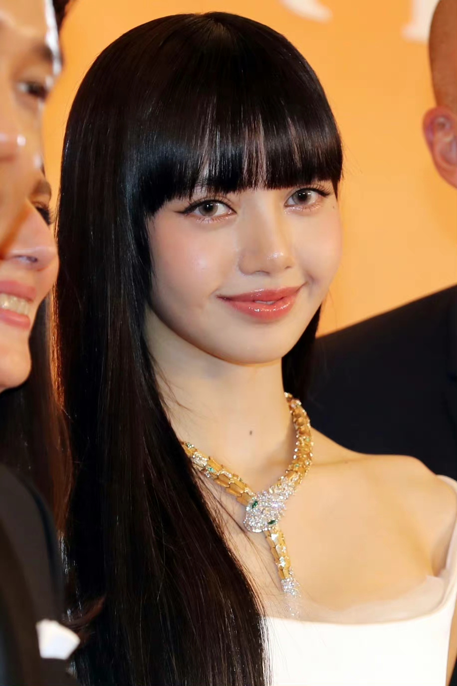 lisa今日活动生图一袭纯白长裙搭配黑长直