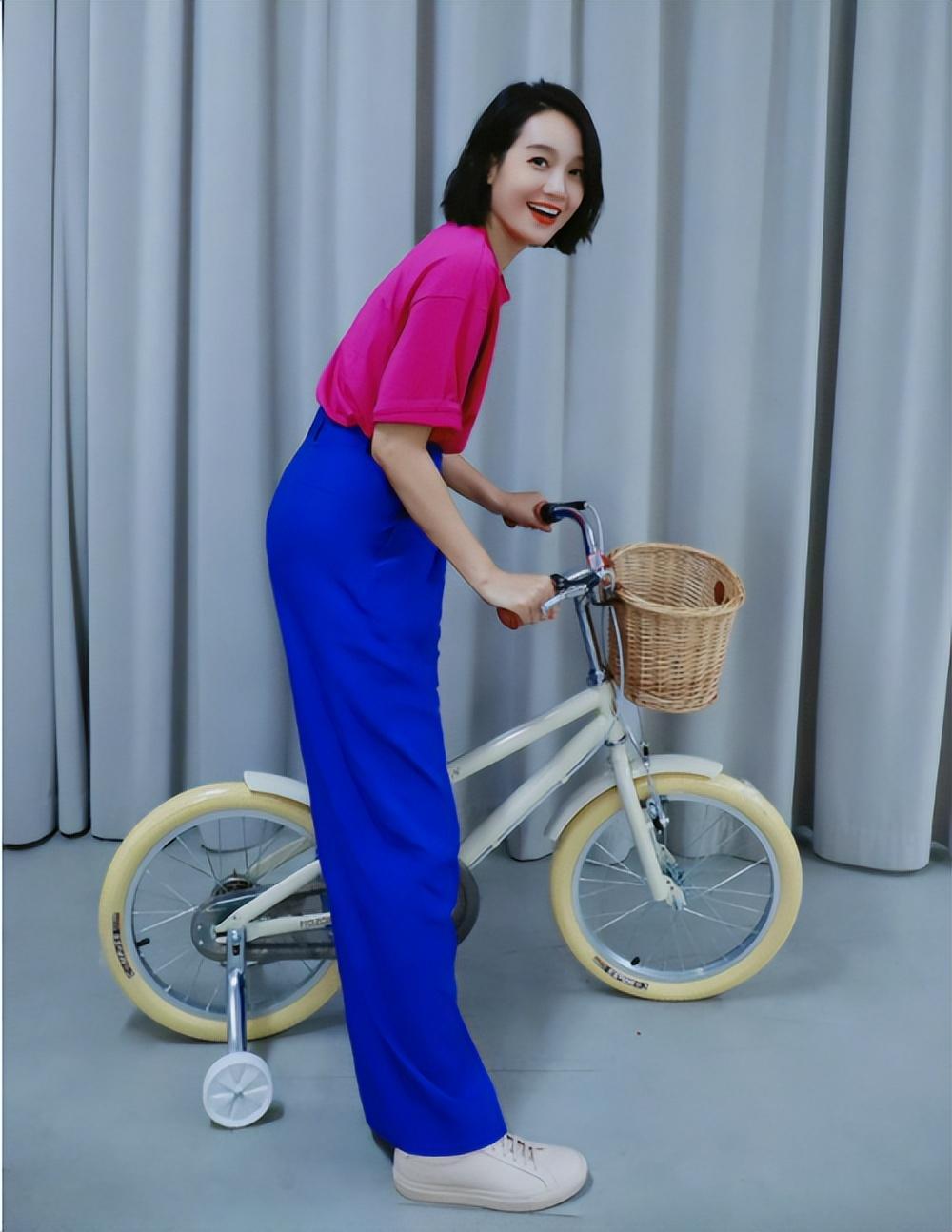 她化着红唇美妆,时而穿着t恤,阔腿裤,时而又以一袭衬衫,牛仔裤出镜