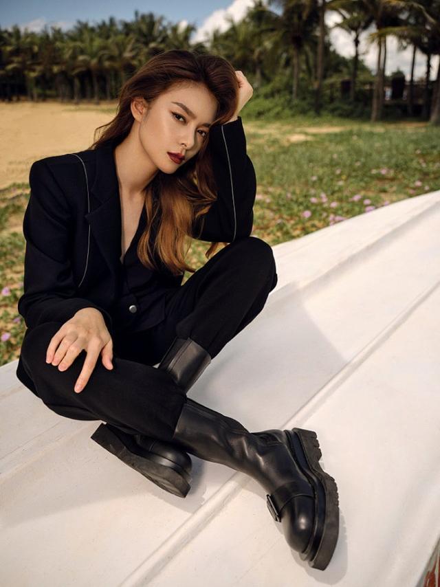 傅菁不愧是“高冷”代言人，穿红色修身裙秀曲线，骨感身材好美休闲区蓝鸢梦想 - Www.slyday.coM
