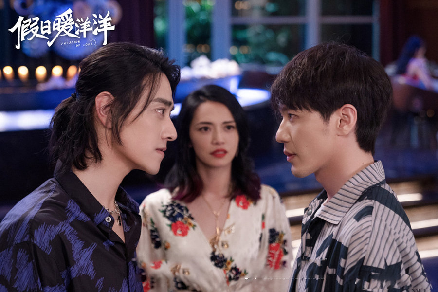郑云龙在《假日暖洋洋》中饰演不温不火的歌手高俊裕,和姚晨饰演的