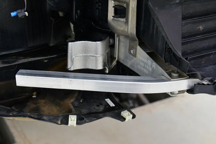 电动宝马的防撞梁如何?拆开i3看一看-新浪汽车