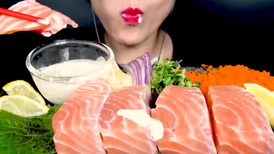 咀嚼音 三文鱼生鱼片刺身 飞鱼籽 萝卜芽 奶油酱 咀嚼音 三文鱼生鱼片刺身 飞鱼籽 萝卜芽 奶油酱