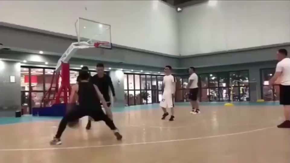 野球场出现地球最怪投篮姿势 兄弟上辈子是重型投石车吧