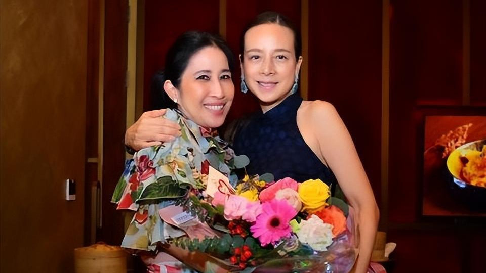 56岁泰国华裔富婆参加阔太太聚会!她穿蓝裙好少女,闺蜜们好贵气|闺蜜|阔太太|聚会_新浪新闻