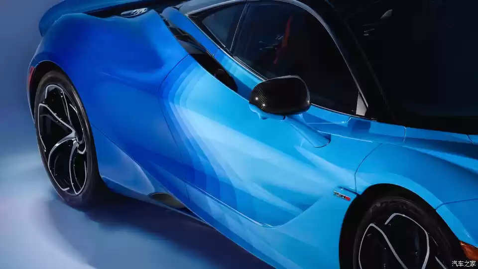 外观方面,车头采用了浅蓝色,车门处设置了7层渐变色,逐渐过渡到深蓝色