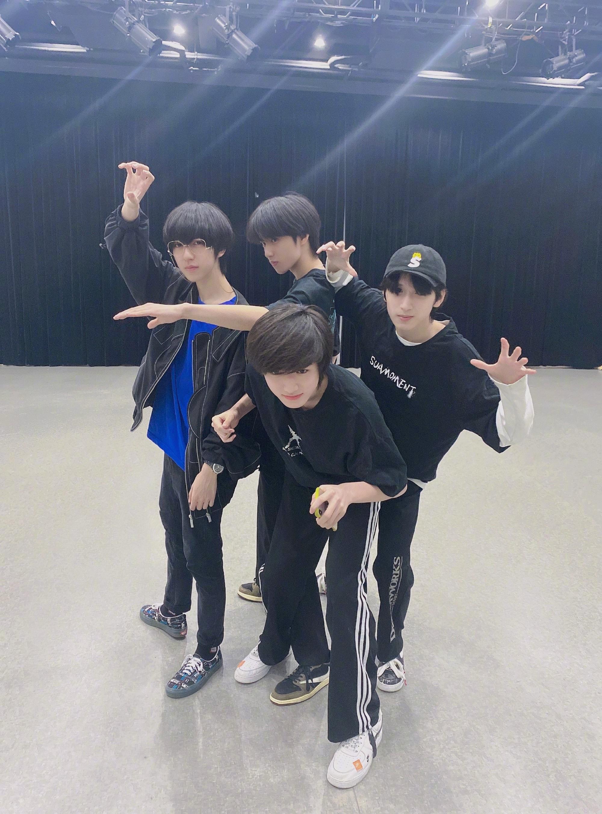 时代少年团最新合照马嘉祺 丁程鑫 宋亚轩 刘耀文 张真源 严浩