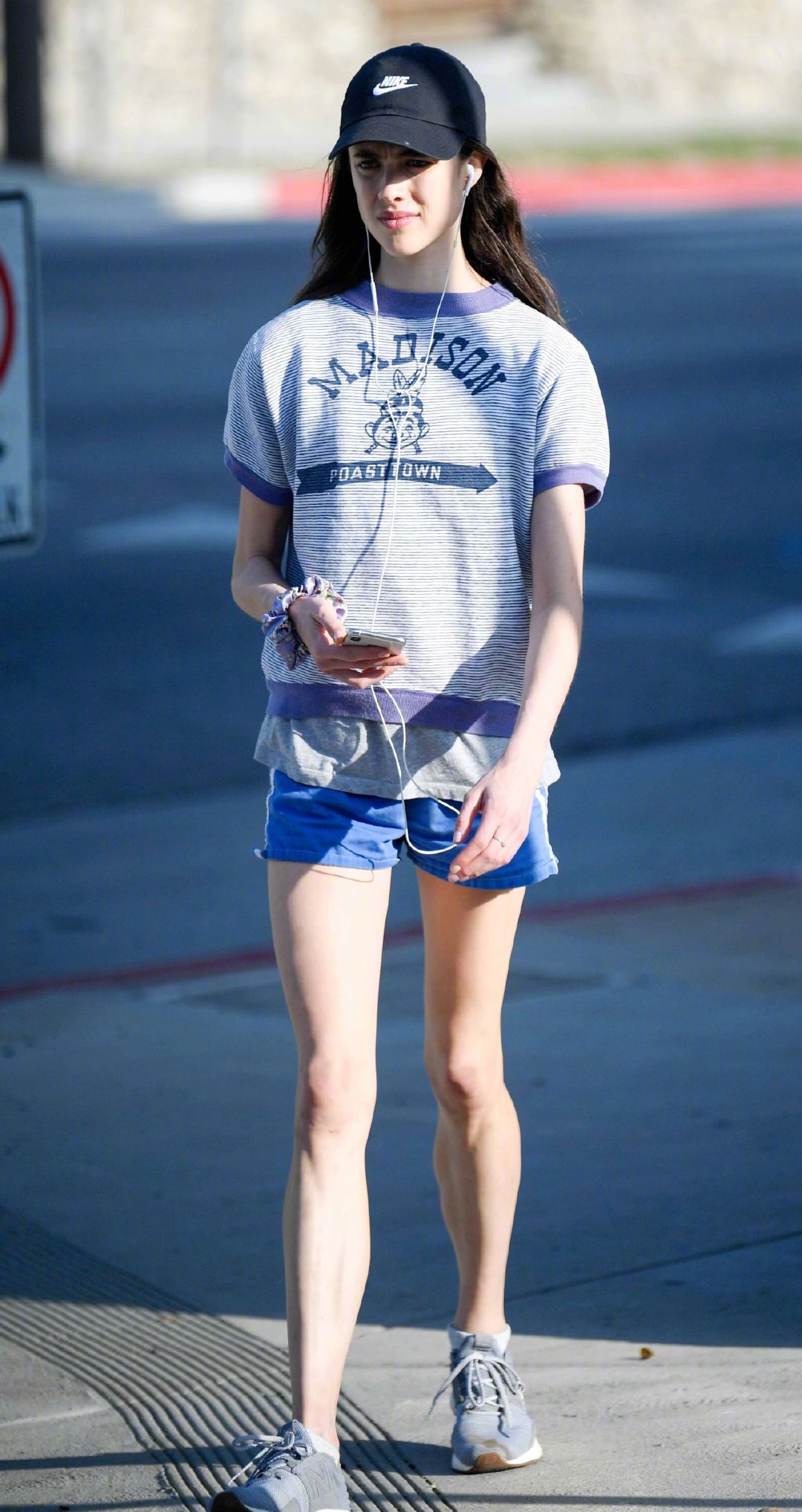 玛格丽特·库里margaret qualley穿着短裤在洛杉矶外出跑步健身加购物