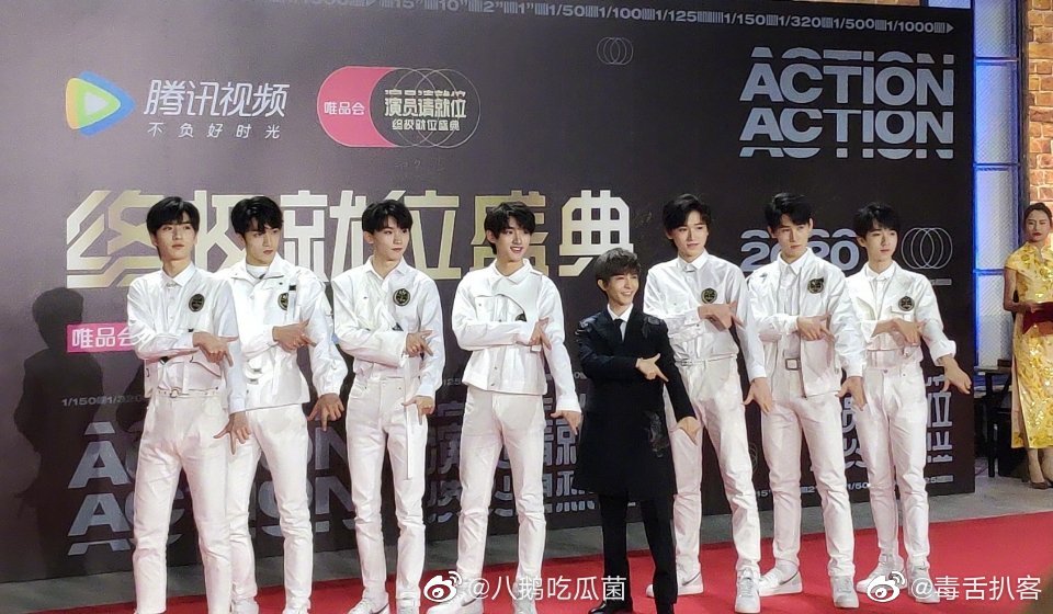 时代少年团和郭敬明同框合照,这身高差距……不少网友感叹__财经头条