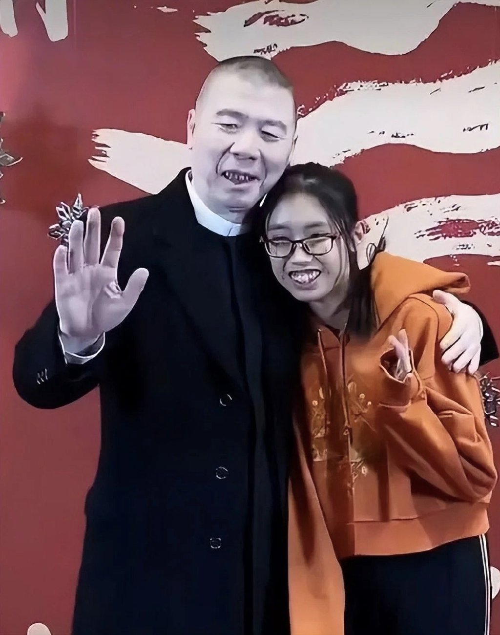 冯小刚被爆已定居美国,与妻子会友心情愉悦,养女徐朵也罕见出镜
