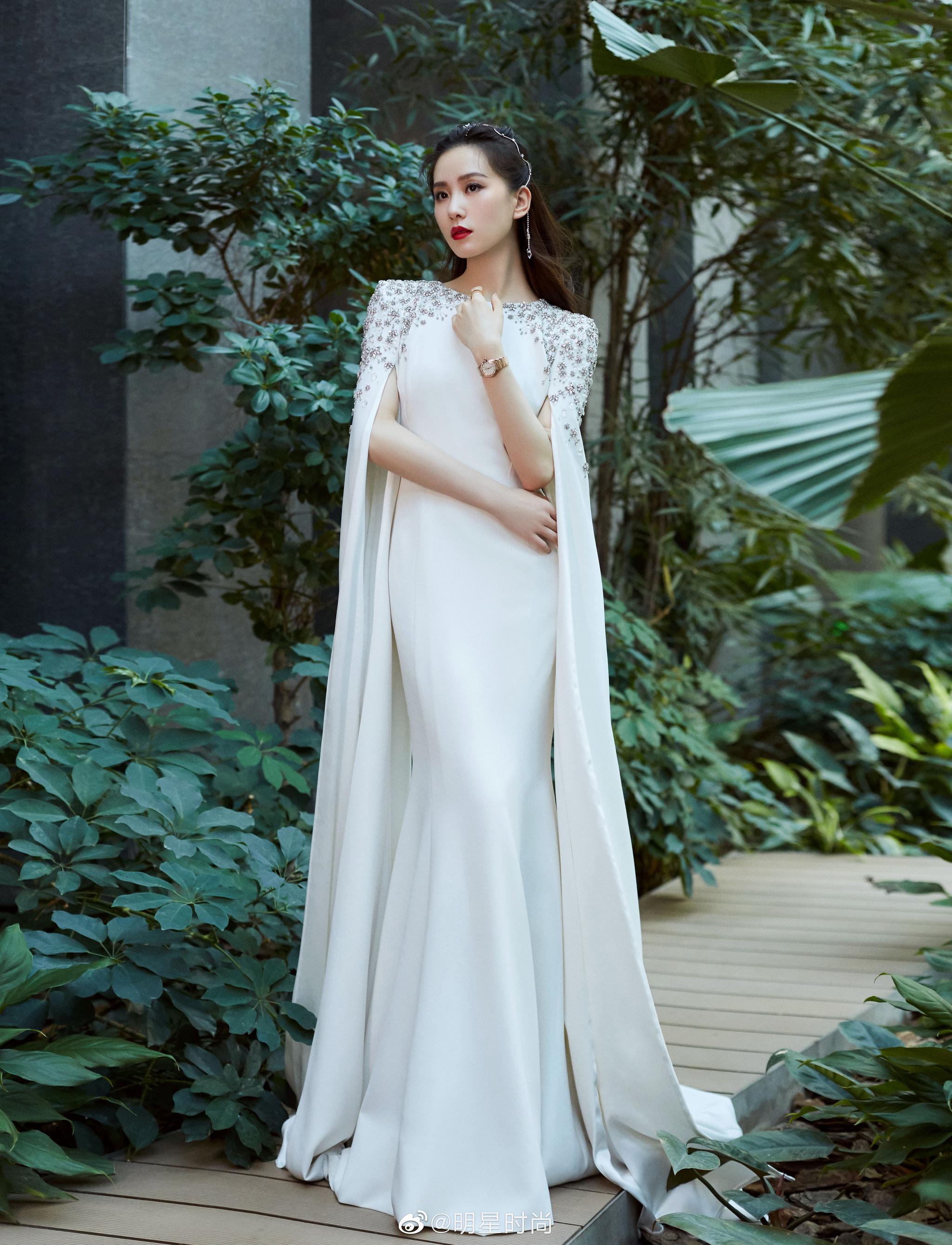刘诗诗活动造型一袭白色长裙搭配肩部亮钻点缀闪耀迷人