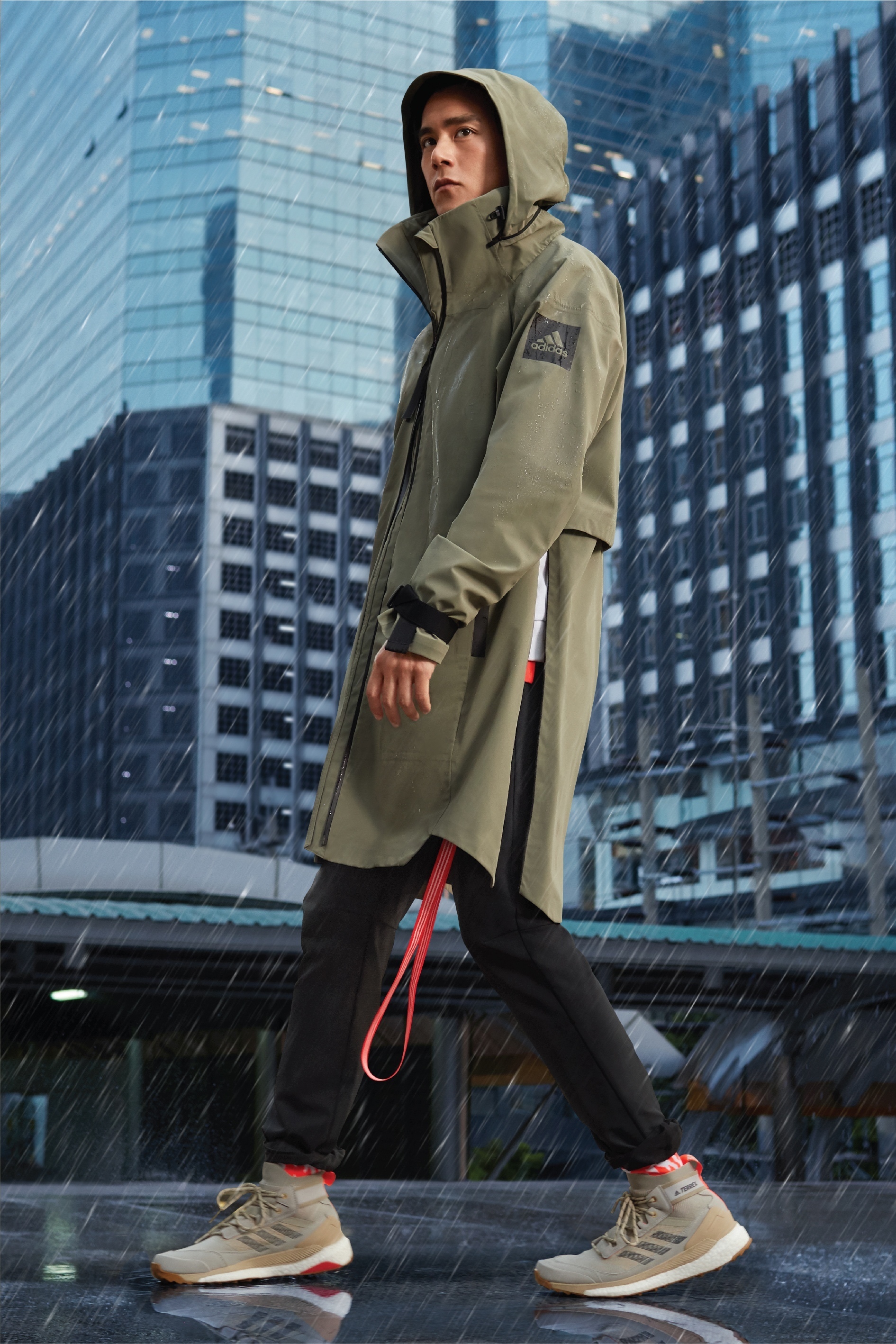 运动型男彭于晏和活力女神natasha 飒爽演绎的adidas新款myshelter