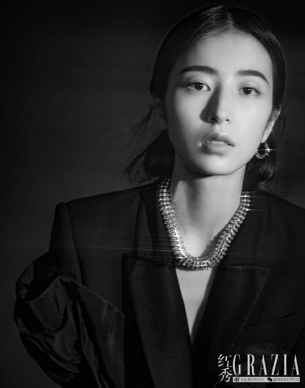 周雨彤黑白光影酷美写真