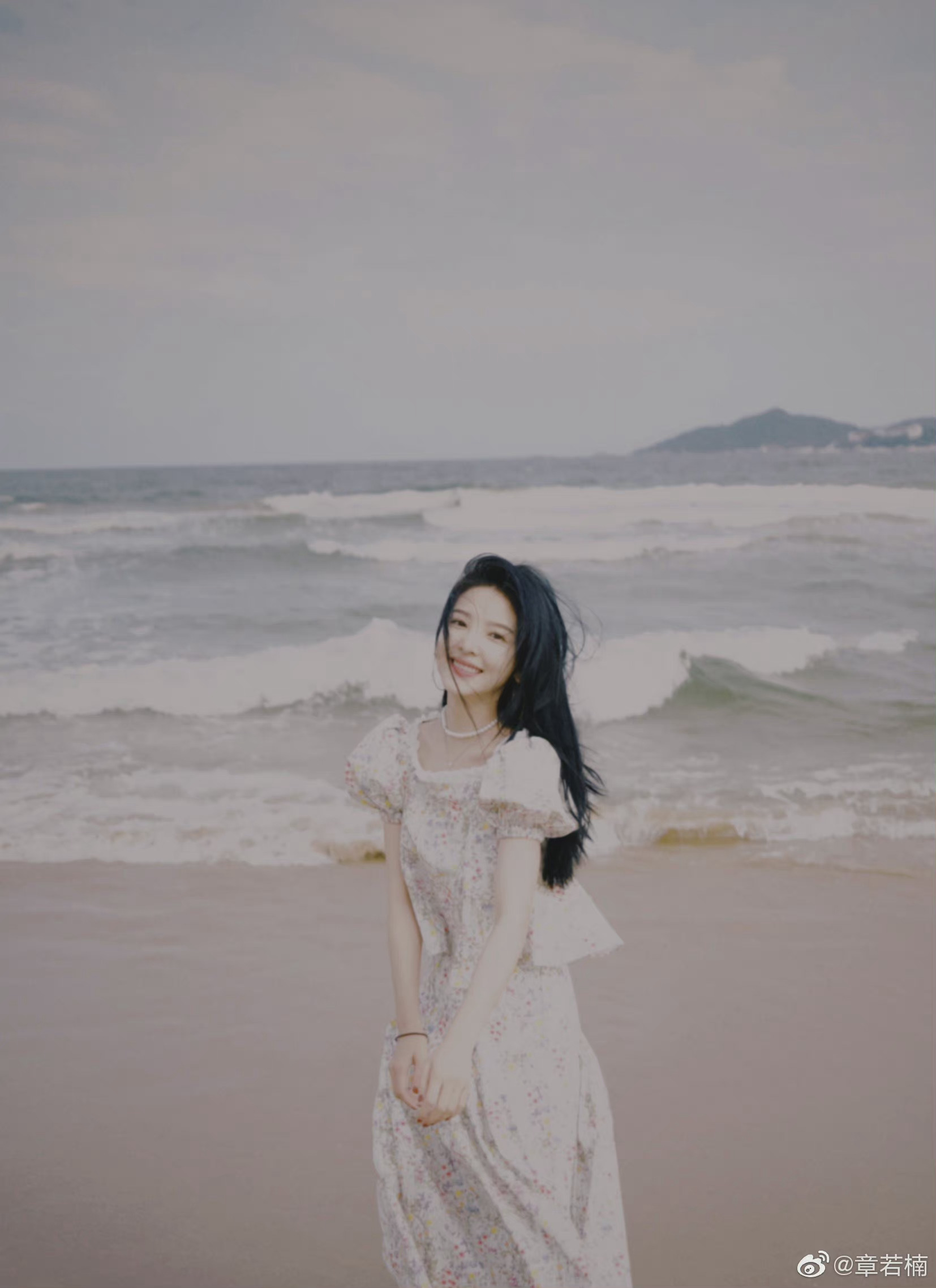 章若楠更博:"一些胶片日常 676767"海边氛围感十足,好美!