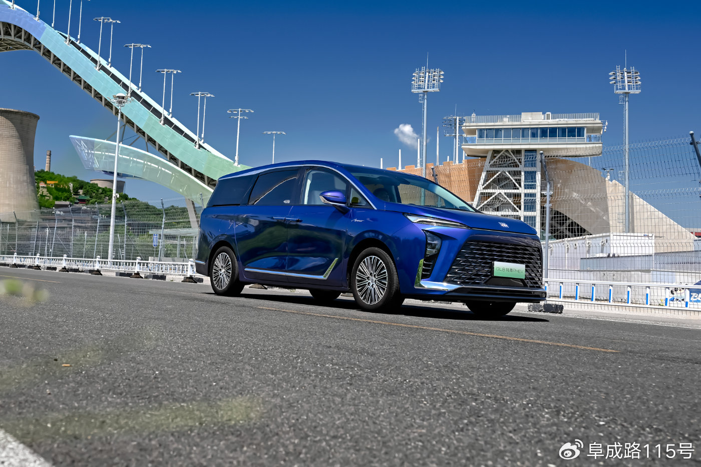 看老牌合资mpv如何演绎插电式混动?试驾别克gl8陆尊phev