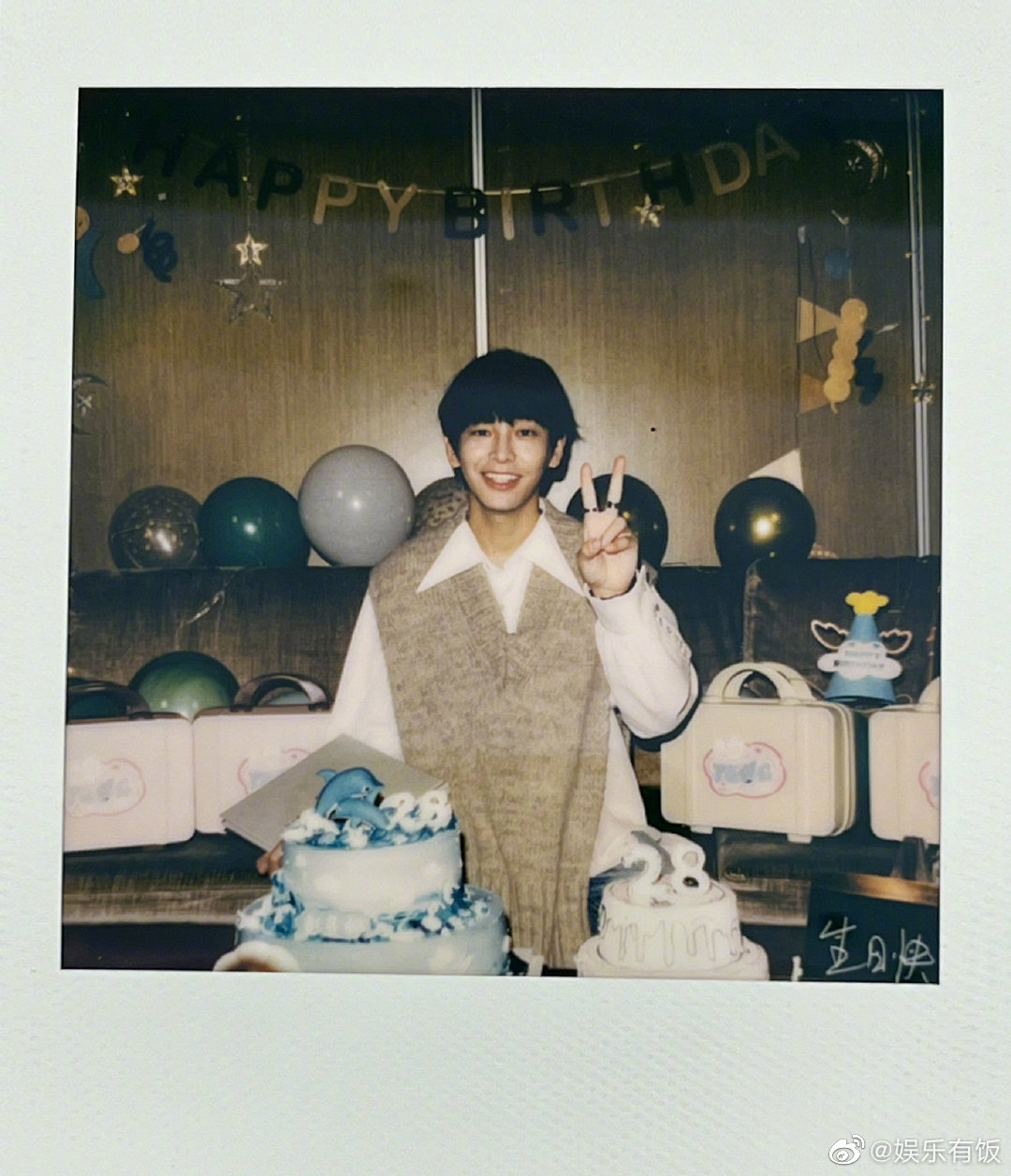彭昱畅在微博晒出28岁生日拍立得六宫格……__财经头条