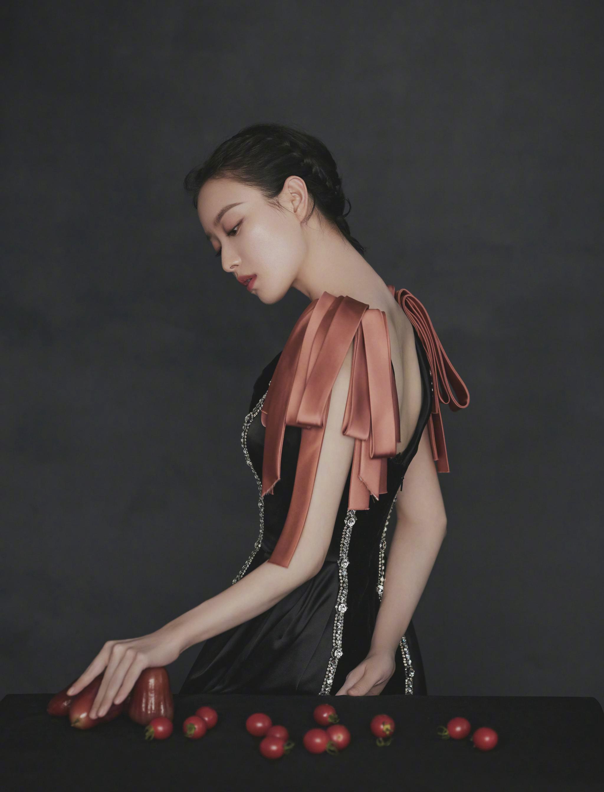 今晚时尚芭莎年度派对倪妮v以宫廷风造型亮相活动