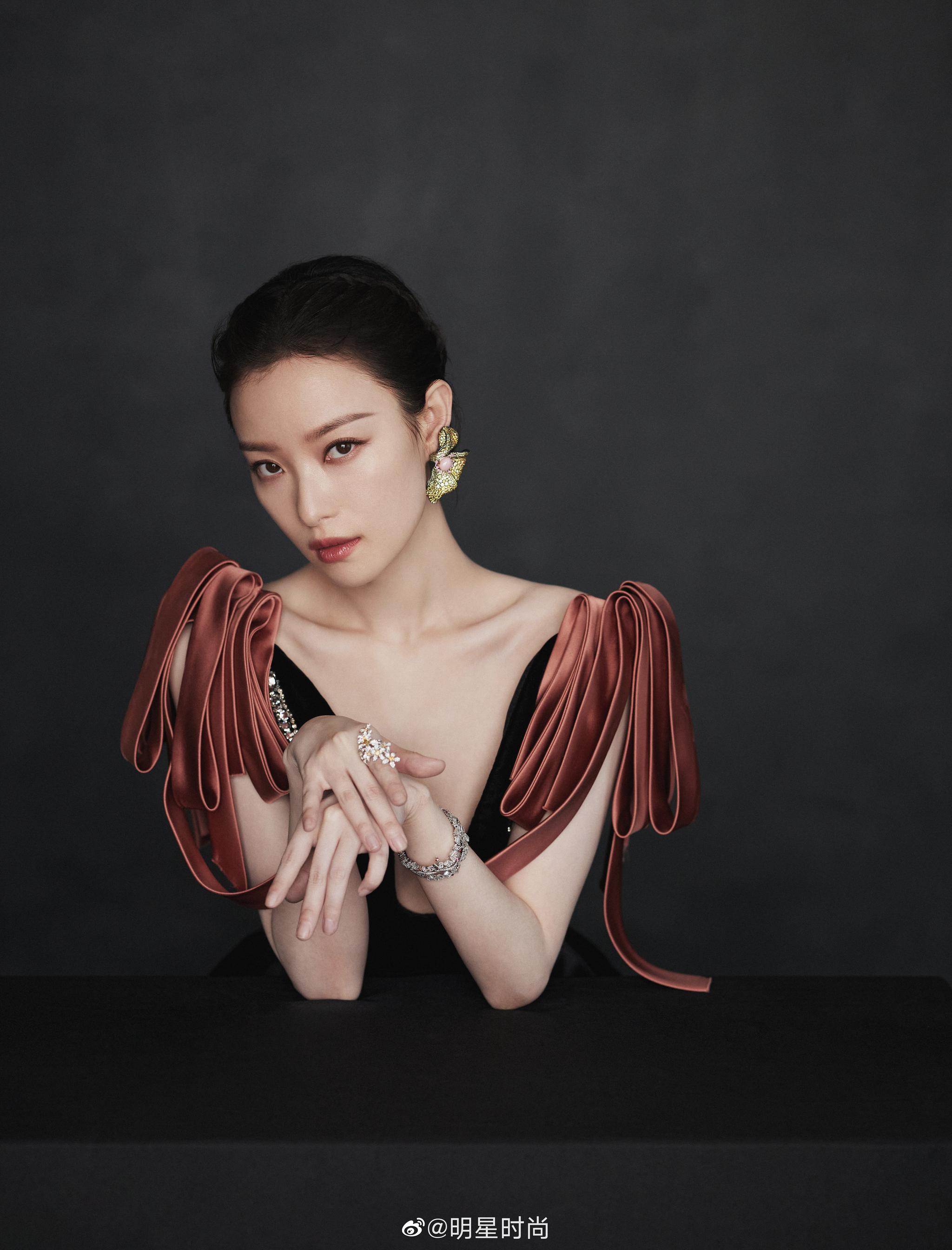 倪妮今日份的活动造型,一袭黑色丝绒长裙尽显雍容华贵