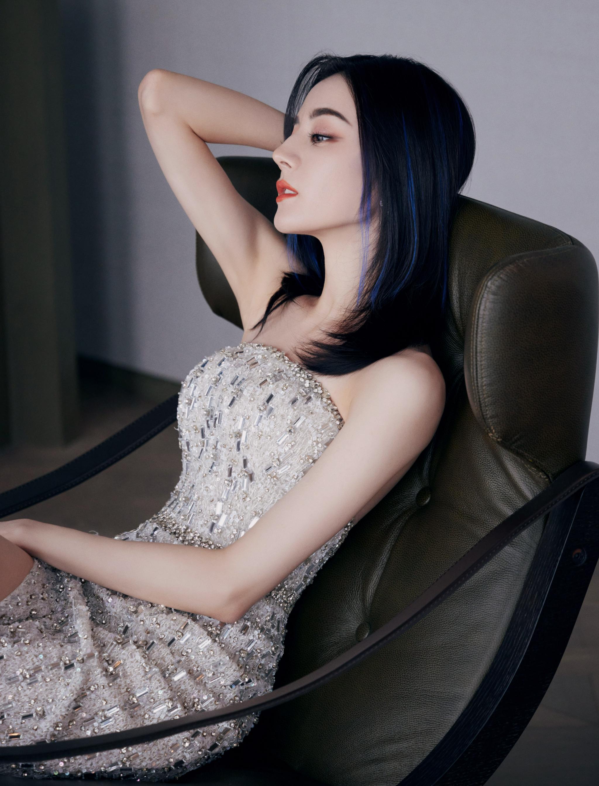 迪丽热巴今日广州活动造型从georgeshobeika钉珠抹胸长裙