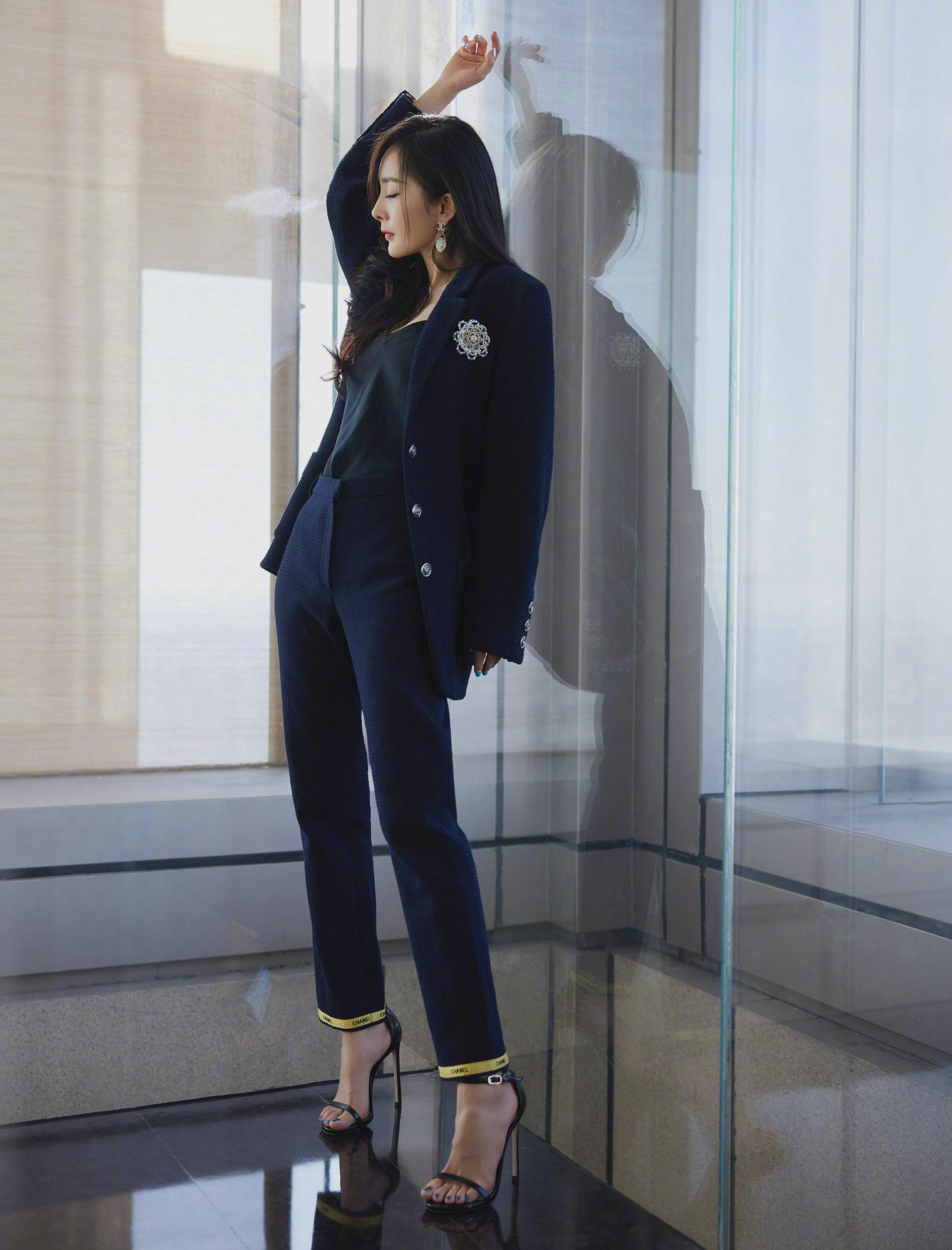 杨幂西装好帅飒