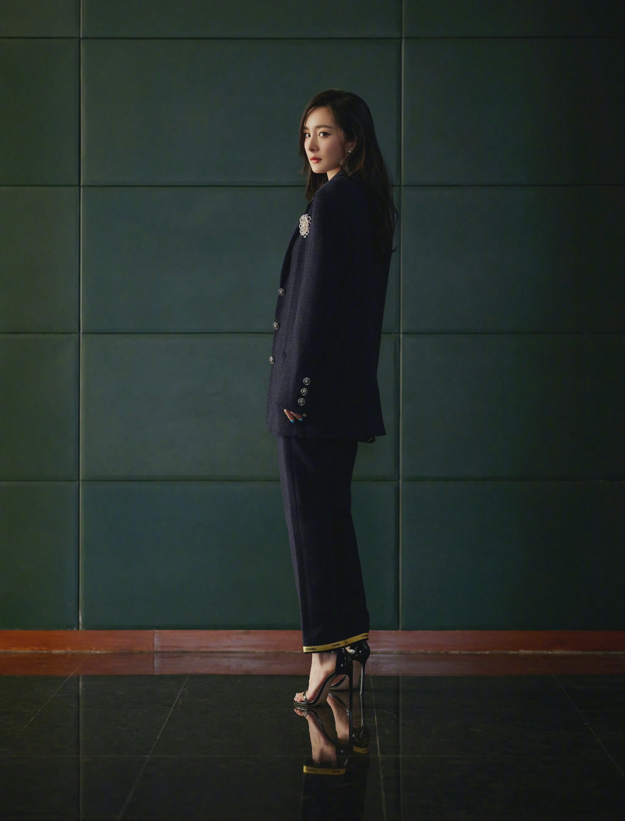 杨幂西装好帅飒