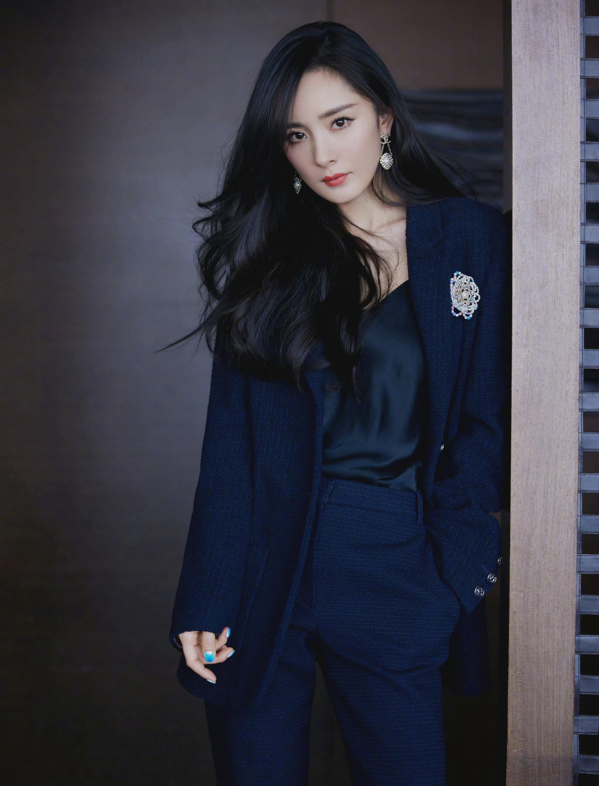 杨幂西装好帅飒