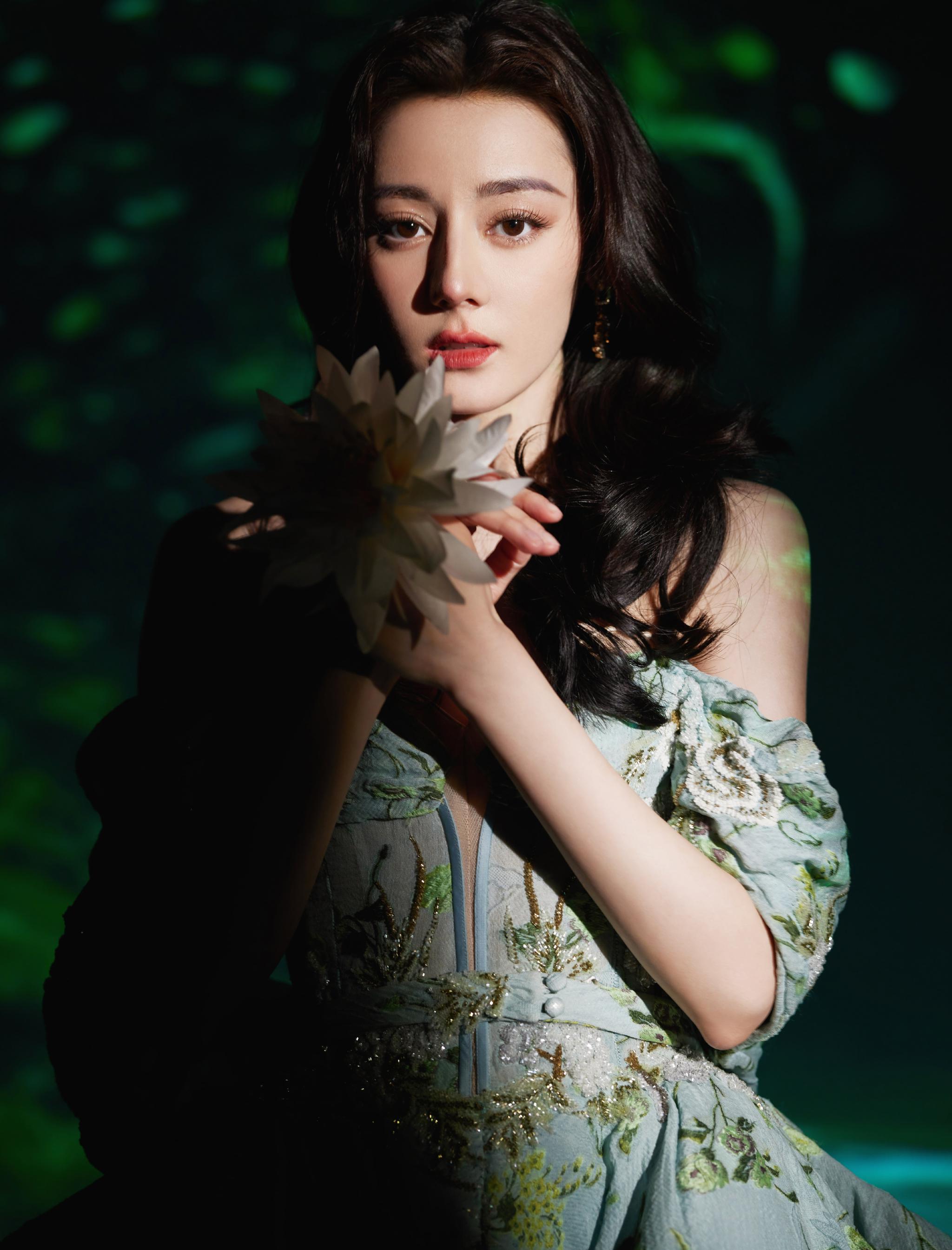 迪丽热巴新造型仙境里的油画少女