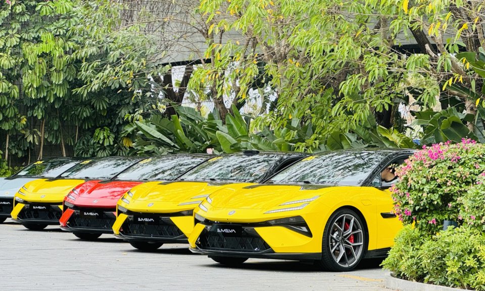 繁花绽放名不虚传三亚试驾路特斯emeya百姓评车