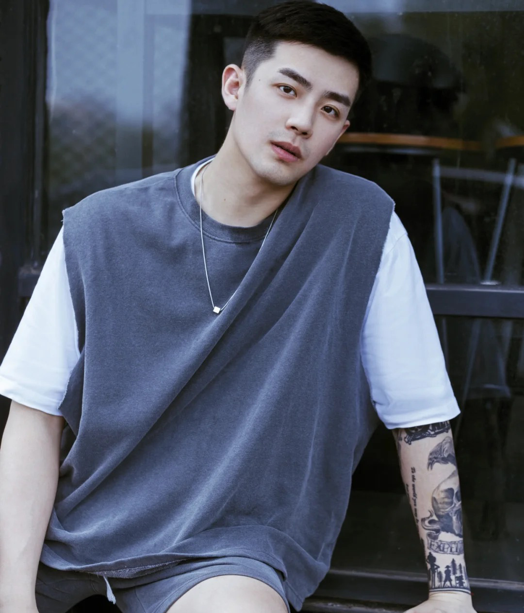 摄影师在街头偶遇的一位帅哥他赞叹道浓眉大眼果然就很帅