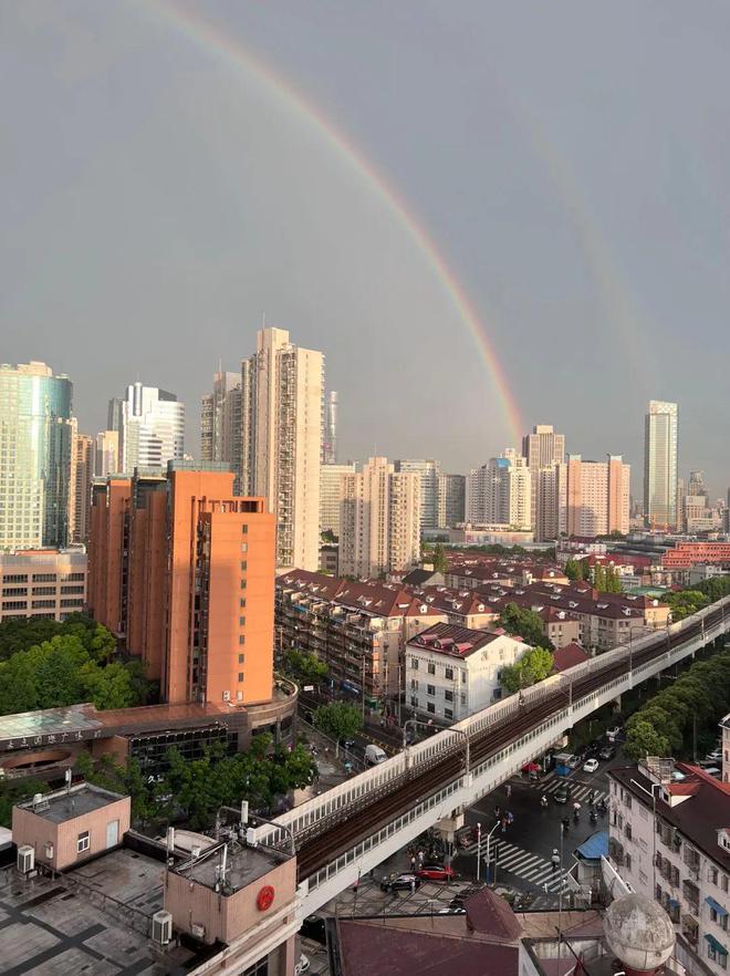 预警五连发!上海暴雨后天空出现双彩虹休闲区蓝鸢梦想 - Www.slyday.coM 预警五连发!上海暴雨后天空出现双彩虹休闲区蓝鸢梦想 - Www.slyday.coM