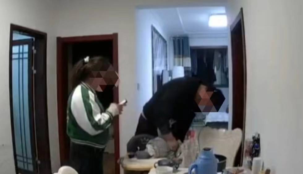 安徽男子情绪失控殴打幼子被警方通报，律师称涉嫌虐待罪或可判刑休闲区蓝鸢梦想 - Www.slyday.coM