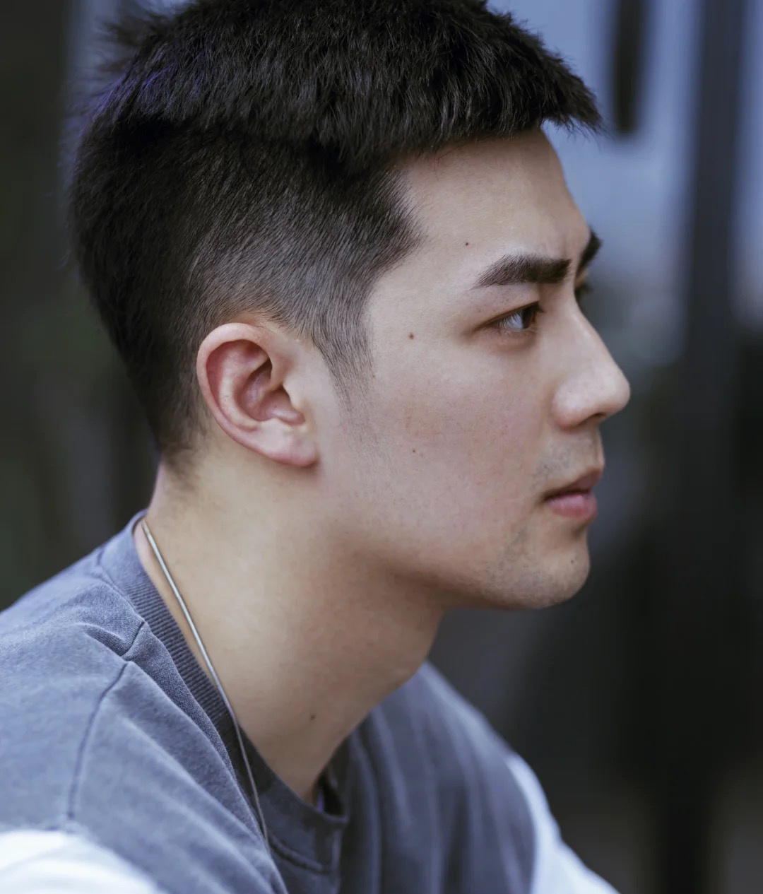 摄影师在街头偶遇的一位帅哥他赞叹道浓眉大眼果然就很帅