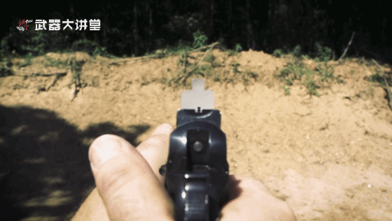 在瞄准方式上,cz-75手枪采用了三点式瞄准机构,前方是刀片式准星,后部