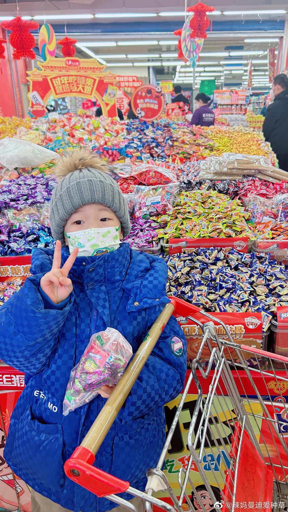 天气正好,带小嘟去超市买糖啦,马上就要过年了