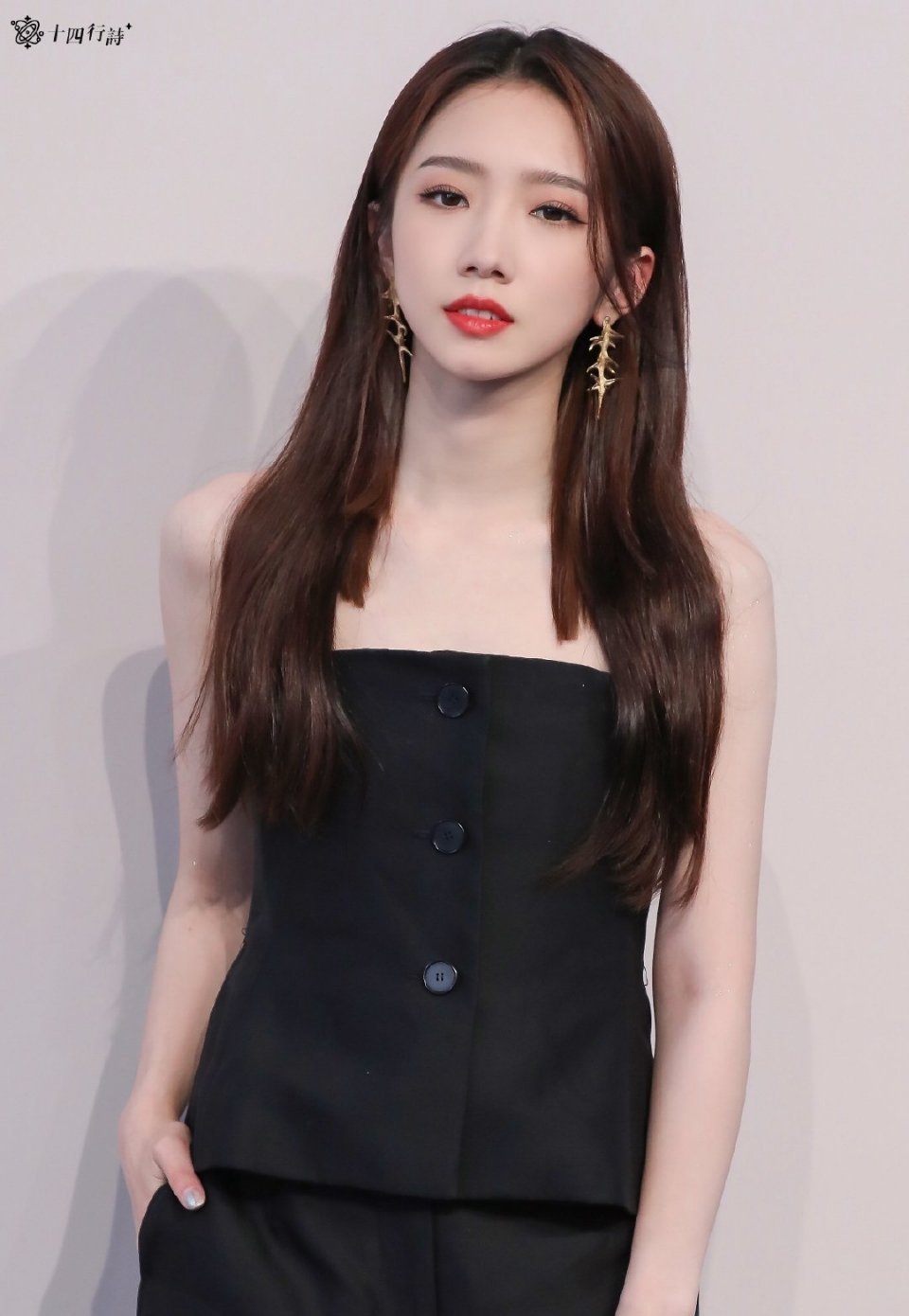 孟美岐这个气质绝了,好美的女孩子_高清图集_新浪网