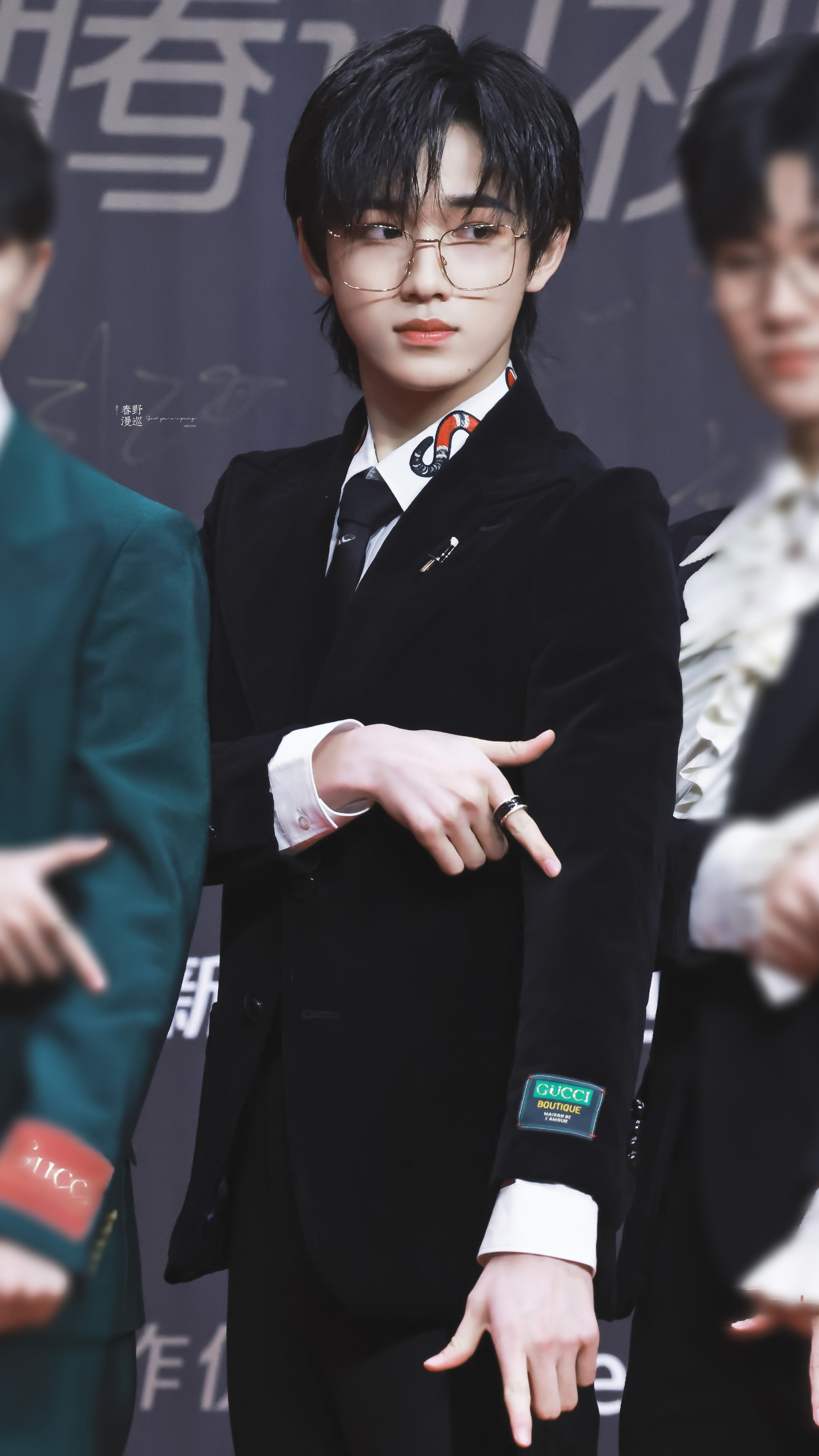 穿西装戴金丝边眼镜的宋亚轩简直就是小说男主_高清图集_新浪网