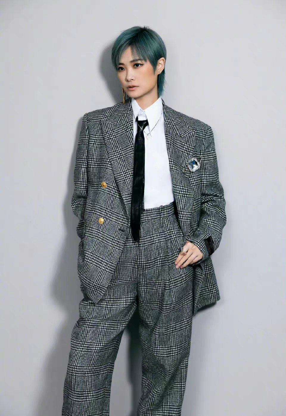 李宇春身穿灰色格纹阔型西装出席微博电影之夜红毯……_高清图集_新浪