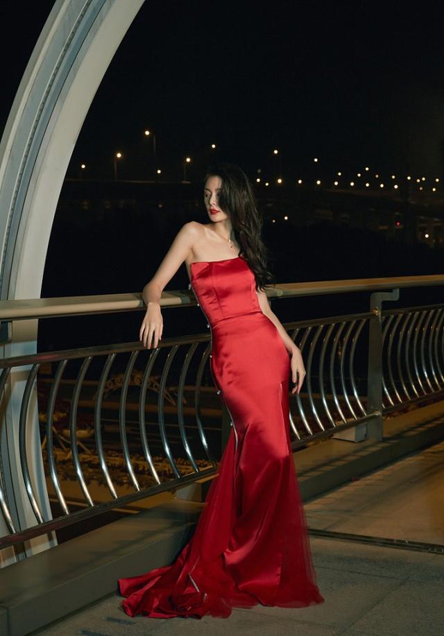 傅菁不愧是“高冷”代言人，穿红色修身裙秀曲线，骨感身材好美休闲区蓝鸢梦想 - Www.slyday.coM